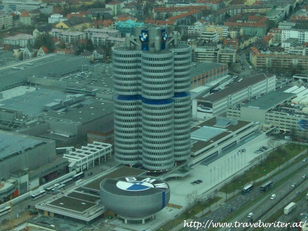 Blick vom Olympiaturm auf das alte BMW Museum