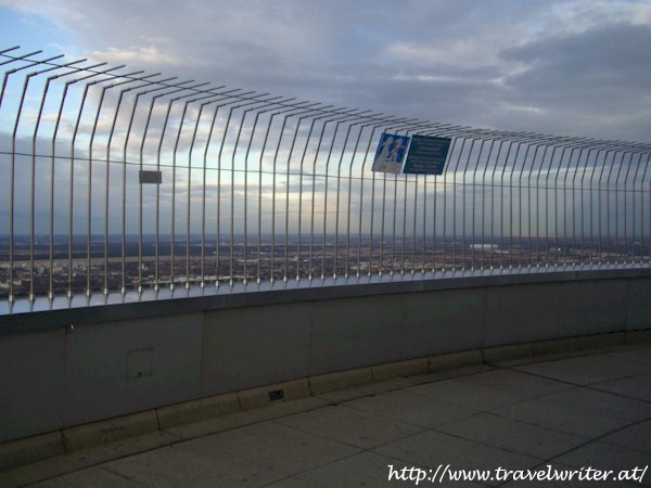 Die offene Aussichtsplattform am Olympiaturm in Mnchen