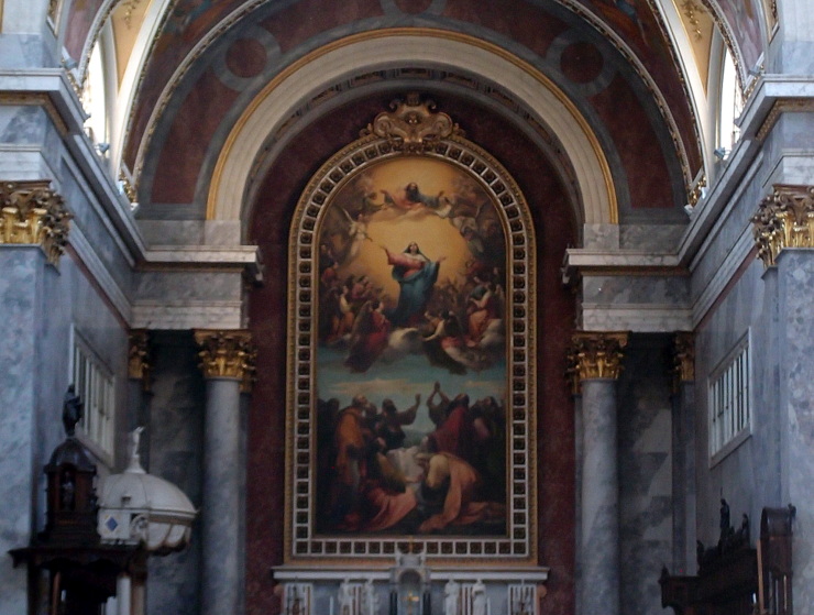 Blick vom Eingang direkt auf das Altarbild