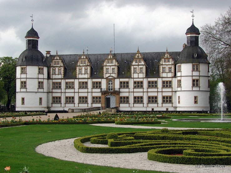 Gartenseite von Schloss Neuhaus in Paderborn, Deutschland