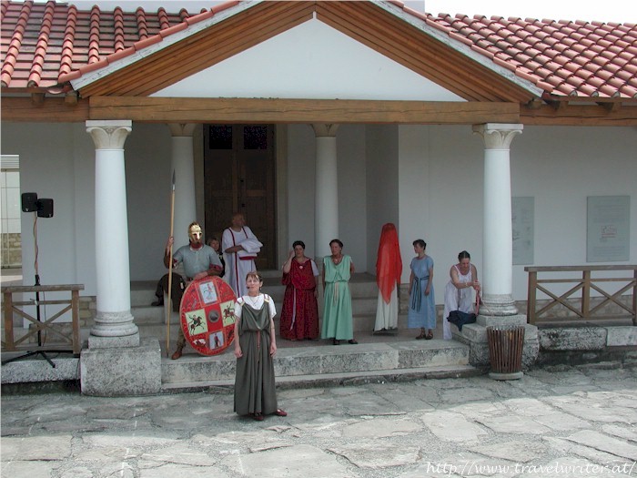 R�mische Modenschau vor dem Dianatempel