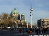 Fernsehturm neben Berliner Dom
