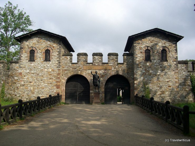 Blick auf die rekonstruierte Porta Praetoria der Saalburg
