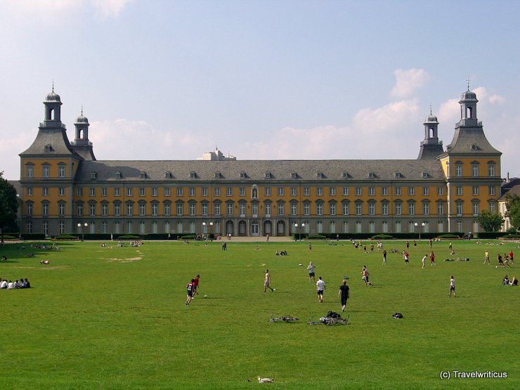 Fußballwiese vor dem Kurfürstlichen Schloss in Bonn, Deutschland